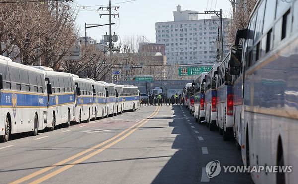 尹 재판날 관광객 '제로'였던 헌재 앞 인도 .업종별 희비교차